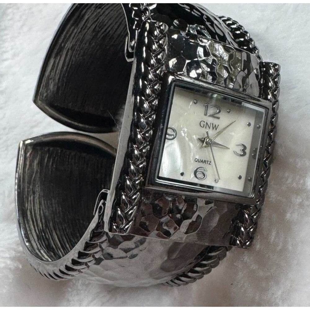 GNW Hammered Cuff Silver Toned Wide Bracelet Watch Y2K Quartz - Picture 5 of 16